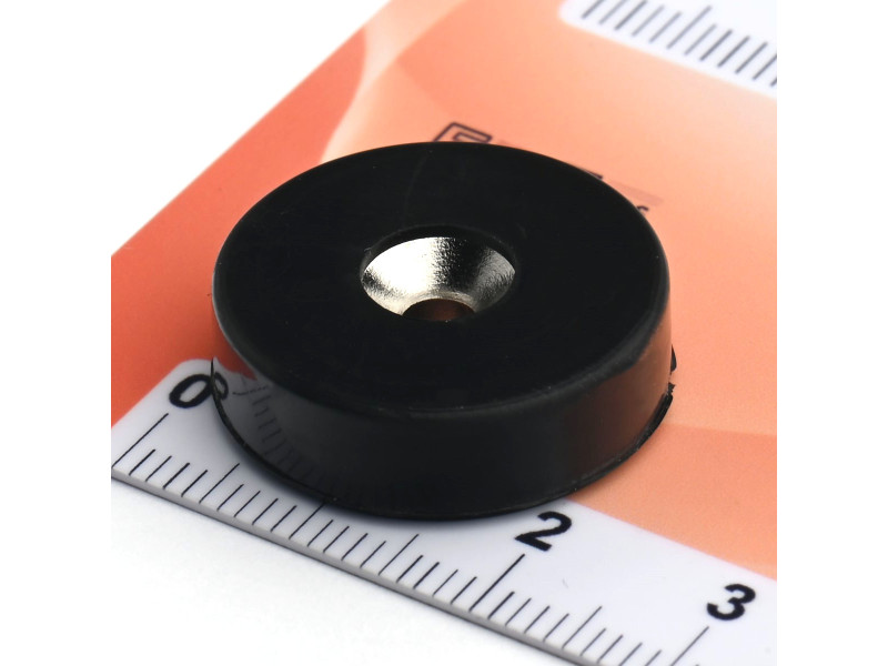 Magnes w gumie, okrągły, z otworem pod wkręt — ⌀21,5 mm, ⌀7,2/⌀3,6 mm, wys. 6,5 mm — neodymowy (N42)