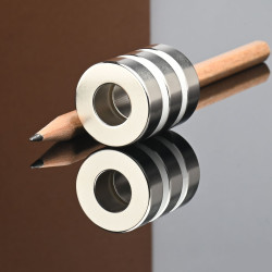 Magnes neodymowy — średnica ⌀25 mm, otwór ⌀12 mm, grubość 8 mm — (N38)