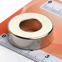 Magnes neodymowy — średnica ⌀25 mm, otwór ⌀12 mm, grubość 8 mm — (N38)