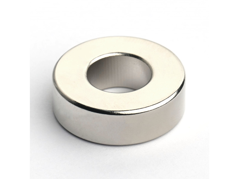 Magnes neodymowy — średnica ⌀25 mm, otwór ⌀12 mm, grubość 8 mm — (N38)