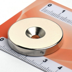 Magnes okrągły z otworem pod wkręt — ⌀30 mm, ⌀10,5/⌀4,3 mm, wys. 5 mm — neodymowy