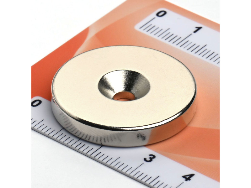 Magnes okrągły z otworem pod wkręt — ⌀30 mm, ⌀10,5/⌀4,3 mm, wys. 5 mm — neodymowy