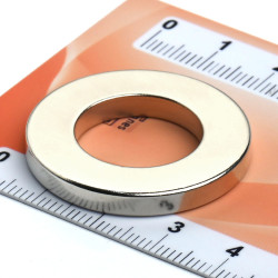 Magnes neodymowy pierścieniowy — średnica ⌀32 mm, otwór ⌀18 mm, grubość 4 mm — materiał N38.