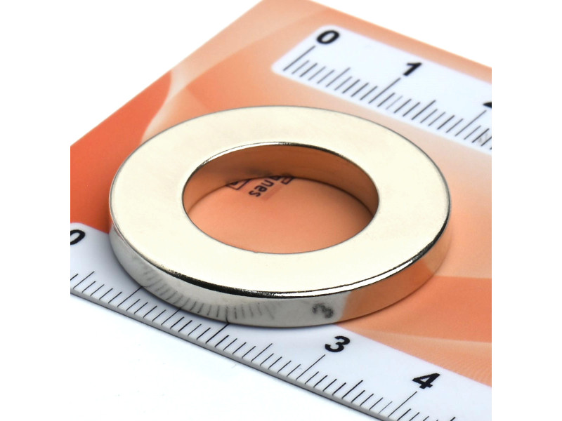 Magnes neodymowy pierścieniowy — średnica ⌀32 mm, otwór ⌀18 mm, grubość 4 mm — materiał N38.