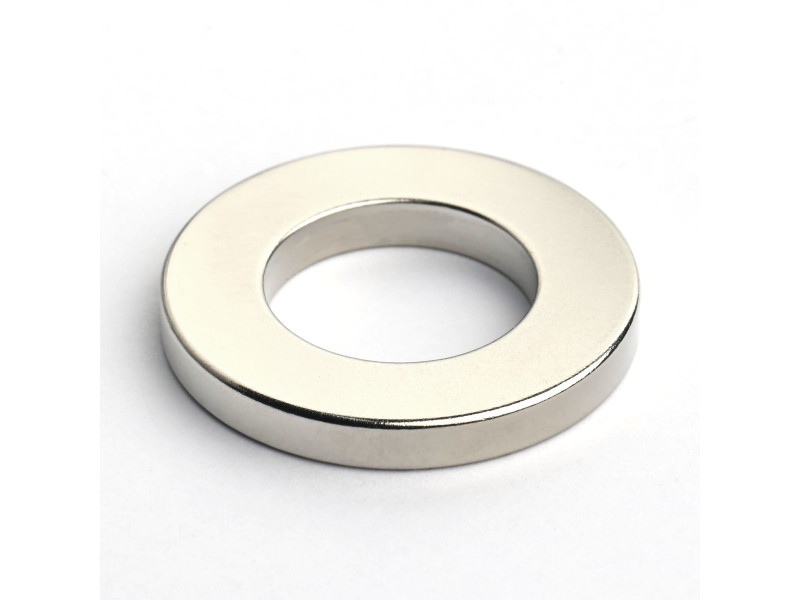Magnes neodymowy pierścieniowy — średnica ⌀32 mm, otwór ⌀18 mm, grubość 4 mm — materiał N38.