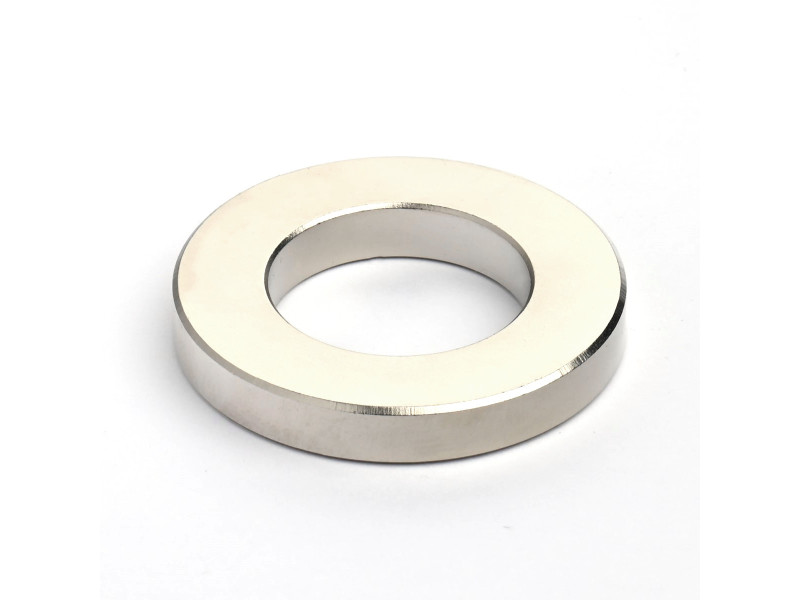 Magnes neodymowy — średnica ⌀40 mm, otwór ⌀23 mm, grubość 6 mm — (N38)
