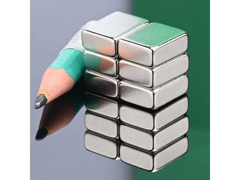 Magnes neodymowy — długość 13 mm, szerokość 10 mm, wysokość 5 mm — materiał N35