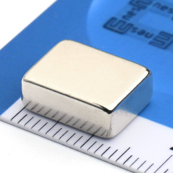 Magnes neodymowy — długość 13 mm, szerokość 10 mm, wysokość 5 mm — materiał N35
