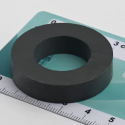 Magnes — średnica ⌀39 mm, otwór ⌀22,5 mm, wysokość 9 mm — ferrytowy (F30) - 003
