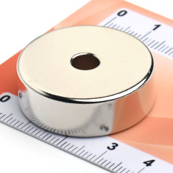 Magnes neodymowy — średnica ⌀30 mm, otwór ⌀6 mm, grubość 10 mm — materiał N38