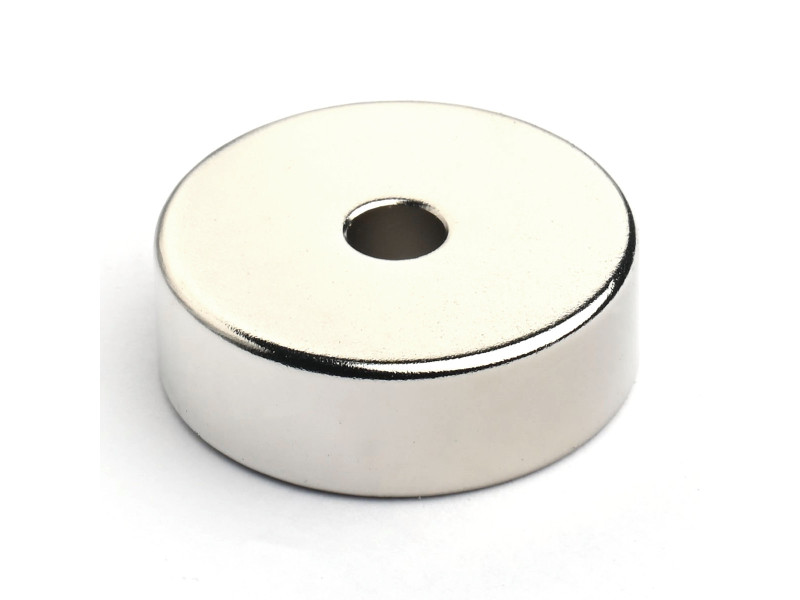 Magnes neodymowy — średnica ⌀30 mm, otwór ⌀6 mm, grubość 10 mm — materiał N38