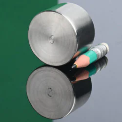 Magnes neodymowy w obudowie — średnica ⌀32 mm x wys. 22 mm - 002