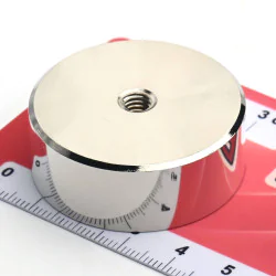 Magnes w obudowie, z gwintem wewn. M6, średnica 40 mm, wys. 15 mm, neodymowy - 005