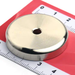 Magnes w obudowie — średnica ⌀36 mm, z otworem pod płaski łeb śruby — neodymowy - 005