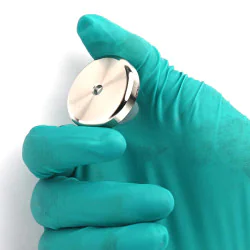 Magnes w obudowie — średnica ⌀36 mm, z otworem pod płaski łeb śruby — neodymowy - 007