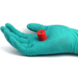 Magnes w obudowie — średnica ⌀20,6 mm, wys. 19 mm, gwint wewnętrzny M6 — alnico - 005