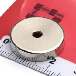 Magnes w obudowie — średnica ⌀20 mm, z otworem pod płaski łeb śruby — neodymowy - 004