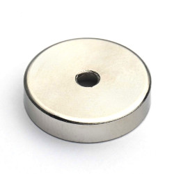 Magnes w obudowie — średnica ⌀20 mm, z otworem pod płaski łeb śruby — neodymowy - 009