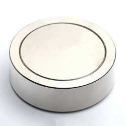 Magnes neodymowy z gwintem M8, obudowany, średnica 45 mm, wys. 15 mm - 008
