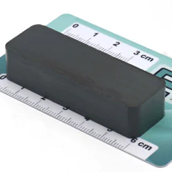 Magnes — długość 60 mm, szerokość 20 mm, wysokość 13,6 mm — ferrytowy (F35) - 003