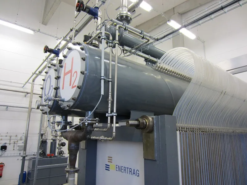 Instalacja elektrolizy w hybrydowej elektrowni w Prenzlau w Niemczach.