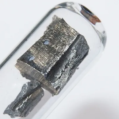Kawałek metalicznego neodymu.