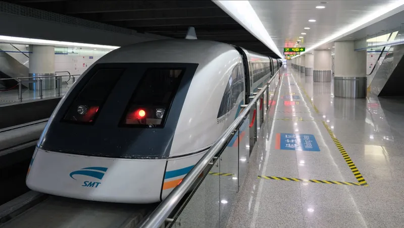 Pociąg Maglev na stacji.