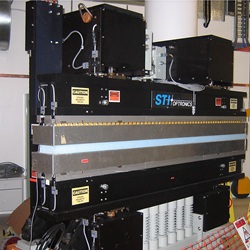 Undulator Australian Synchrotron. Naprzemiennie rozmieszczone magnesy stałe wytwarzają okresowo zmieniające się pole magnetyczne oddziałujące na wiązkę elektronów.