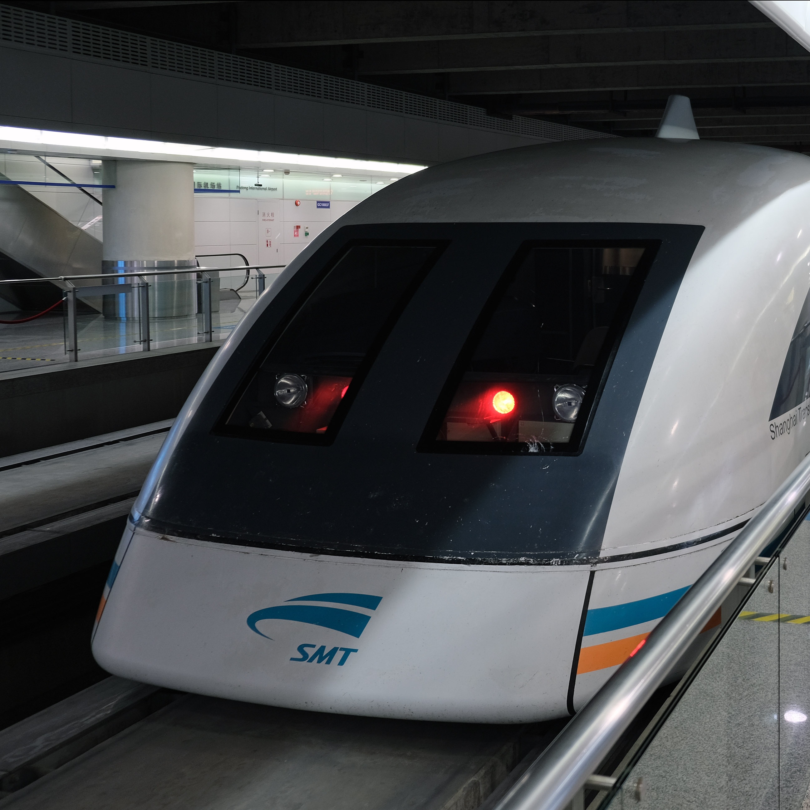 Pociąg Maglev stojący na stacji w Szanghaju. 